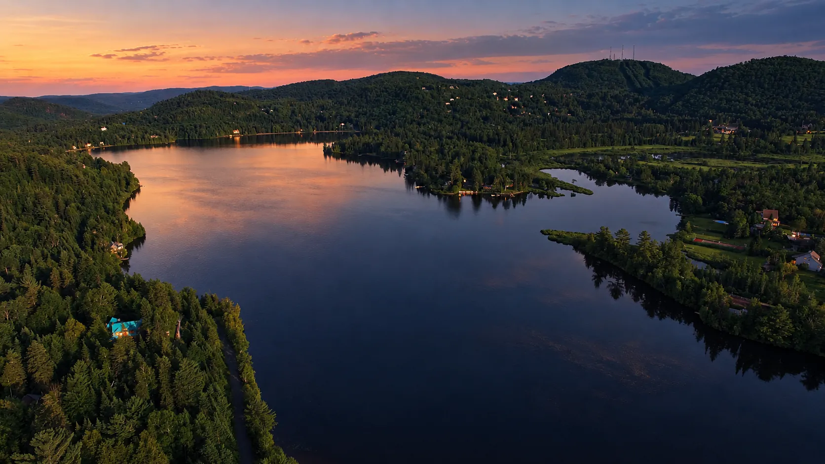 Vue aérienne du lac Raymond à Val-Morin, dans les Laurentides, retouchée en lumière de fin de journée